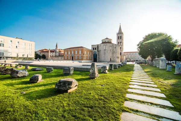 Zadar, Kroatië - juli 2019: Historische Romeinse artefacten op het Zadar plein, Dalmatië, Kroatië — Stockfoto
