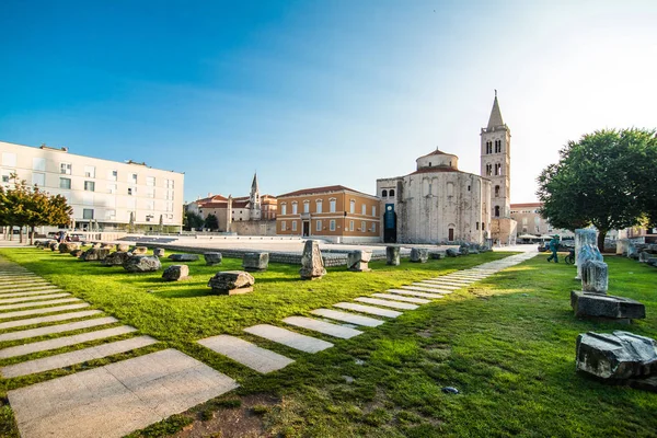 Zadar, Kroatië - juli 2019: Historische Romeinse artefacten op het Zadar plein, Dalmatië, Kroatië — Stockfoto