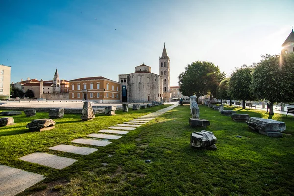 Zadar, Kroatië - juli 2019: Historische Romeinse artefacten op het Zadar plein, Dalmatië, Kroatië — Stockfoto