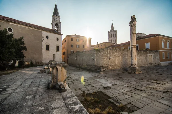 Zadar, Hırvatistan - Temmuz 2019: Roma harabeleri ve St. Donat, Zadar, Hırvatistan, Adriyatik Dalmaçya Bölgesi Kilisesi. — Stok fotoğraf