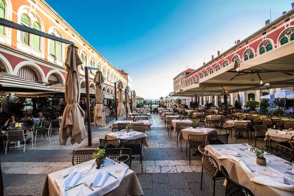 Split, Kroatië - juli 2019: Uitzicht op de stad in Split. Kroatië. — Stockfoto