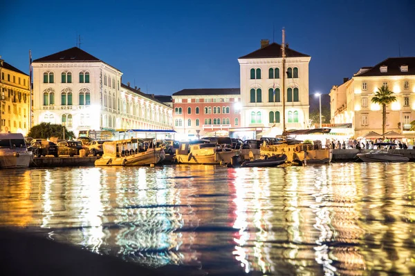Split, Hırvatistan - Temmuz 2019: Eski Split Kasabasının Geceleri Panoraması, Hırvatistan — Stok fotoğraf