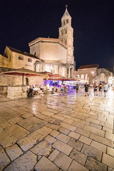 Split, Kroatië - juli 2019: Peristyle en bisschoppelijk paleis in Split in de avond, Kroatië — Stockfoto