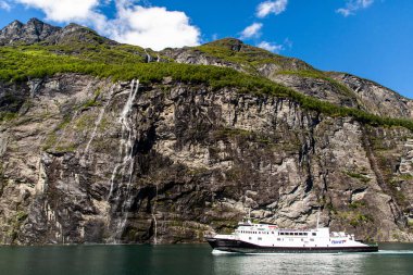 Geiranger, Geirangerfjord, Norveç - Haziran 2019: Geirangerfjorden 'da Geiranger yakınlarında yüzen turistik gemi dut gemisi.