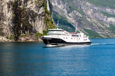 Geiranger, Geirangerfjord, Norveç - Haziran 2019: Geirangerfjorden 'da Geiranger yakınlarında yüzen turistik gemi dut gemisi.