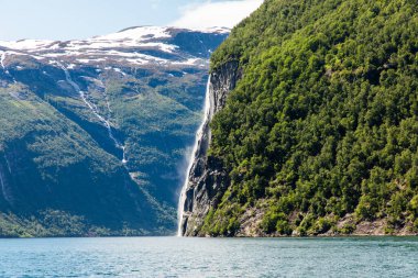 Bulutlu gökyüzü olan dağ manzarası. Norveç 'in güzel doğası. Geiranger fijord. Yedi Kız Kardeş Şelalesi