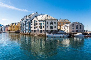 Alesund, Norveç - Haziran 2019: Norveç 'in Alesund limanındaki renkli Art Nouveau mimarisine bakış.