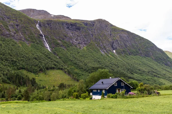 Landhaus Der Nähe Von Wasserfall Und Berg Norwegen — Stockfoto