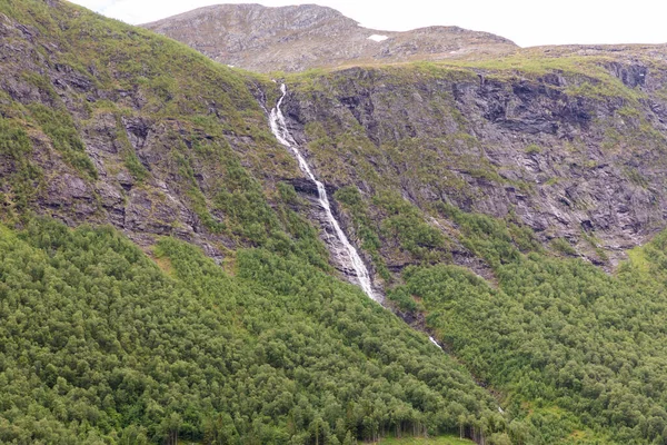 Dom Wiejski Pobliżu Wodospadu Góry Norwegii — Zdjęcie stockowe