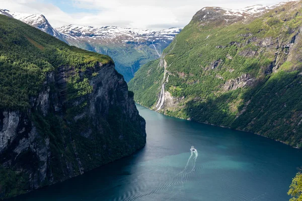의아름다운 피오르드를 통과하는 여행으로 노르웨이 피오르드 — 스톡 사진