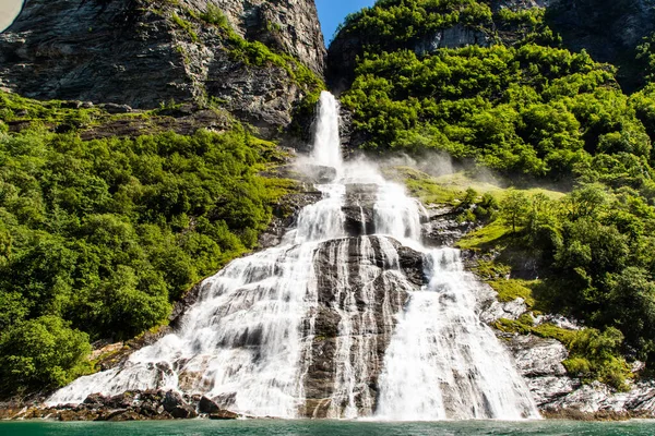 多云的天空下的山水 美丽的大自然诺威 Geiranger Fjord 七妹瀑布 — 图库照片