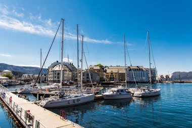 Alesund, Norveç - Haziran 2019: Norveç 'in Alesund limanındaki renkli Art Nouveau mimarisine bakış.