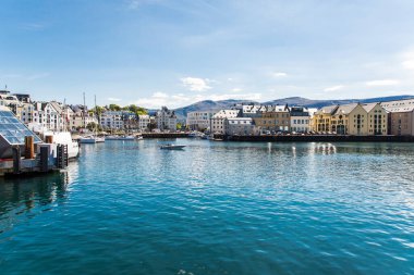 Alesund, Norveç - Haziran 2019: Norveç 'in Alesund limanındaki renkli Art Nouveau mimarisine bakış.