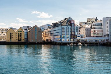Alesund, Norveç - Haziran 2019: Norveç 'in Alesund limanındaki renkli Art Nouveau mimarisine bakış.