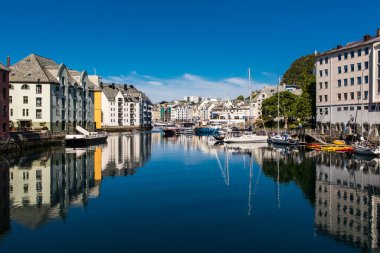 Alesund, Norveç - Haziran 2019: Norveç 'in batı kıyısındaki Alesund liman kasabasının Geirangerfjord girişindeki yaz manzarası. Şehir merkezindeki Alesund şehrinin eski mimarisi..