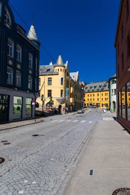 Alesund, Norveç - Haziran 2019: Norveç 'in batı kıyısındaki Alesund liman kasabasının Geirangerfjord girişindeki yaz manzarası. Şehir merkezindeki Alesund şehrinin eski mimarisi..