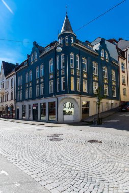 Alesund, Norveç - Haziran 2019: Norveç 'in batı kıyısındaki Alesund liman kasabasının Geirangerfjord girişindeki yaz manzarası. Şehir merkezindeki Alesund şehrinin eski mimarisi..