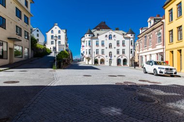 Alesund, Norveç - Haziran 2019: Norveç 'in batı kıyısındaki Alesund liman kasabasının Geirangerfjord girişindeki yaz manzarası. Şehir merkezindeki Alesund şehrinin eski mimarisi..