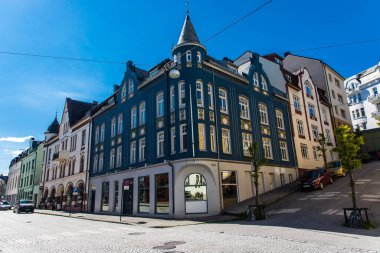 Alesund, Norveç - Haziran 2019: Norveç 'in batı kıyısındaki Alesund liman kasabasının Geirangerfjord girişindeki yaz manzarası. Şehir merkezindeki Alesund şehrinin eski mimarisi..