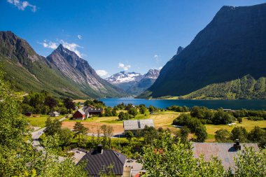 Hjorundfjord ve Trandal yakınlarındaki Sunnmore Alpleri, More og Romsdal, Norveç.