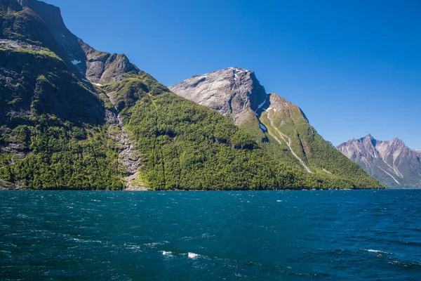 ノルウェー ホルムンドフィヨルドの劇的な風景 — ストック写真
