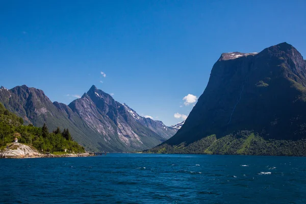 ノルウェー ホルムンドフィヨルドの劇的な風景 — ストック写真