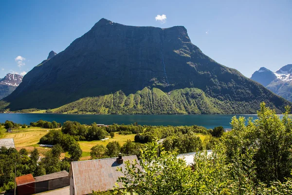 挪威更多的奥格罗姆斯达尔靠近Trandal的Hjorundfjord和Sunnmore阿尔卑斯山 — 图库照片