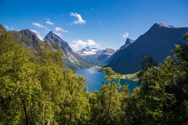 挪威更多的奥格罗姆斯达尔靠近Trandal的Hjorundfjord和Sunnmore阿尔卑斯山 — 图库照片