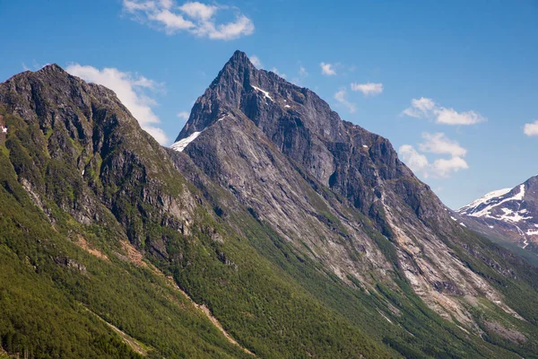 在萨沙山顶上 你可以看到挪威阳光山阿尔卑斯山的壮丽景色 — 图库照片