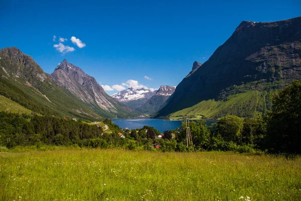 在萨沙山顶上 你可以看到挪威阳光山阿尔卑斯山的壮丽景色 — 图库照片