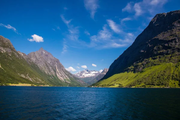 挪威Urke村和Hjorundfjorden Fjord的风景如画 戏剧化的天空和阴暗的群山 景观摄影 — 图库照片