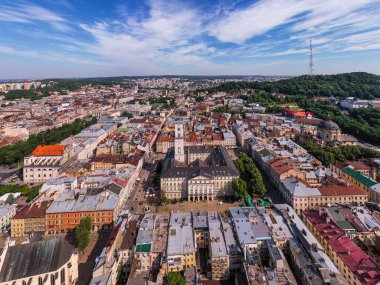 Ukrayna 'nın tarihi Lviv bölgesindeki evlerin panoramik hava manzarası. Lviv, Ukrayna 'nın batısında ve en büyük kültürel merkezlerinden biridir..