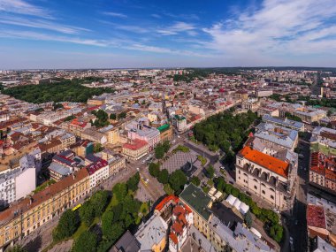 Ukrayna 'nın tarihi Lviv bölgesindeki evlerin panoramik hava manzarası. Lviv, Ukrayna 'nın batısında ve en büyük kültürel merkezlerinden biridir..