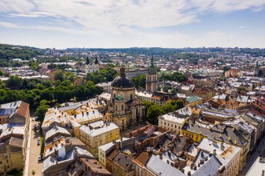 Ukrayna 'nın Lviv kentinin tarihi manzarası. Gün batımıyla gece arasında şehrin ışıkları yanıyor..