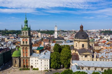 Gün batımında son derece güzel bir manzara. Romantik Lviv, kuş gözünün yüksekliğinden. Lviv Ukrayna 'nın kültürel başkentidir ve dünyanın dört bir yanından gelen turistler için favori bir duraktır..