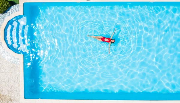 Вид Сверху Человека Плавающего Бассейне Теплый Летний День — стоковое фото