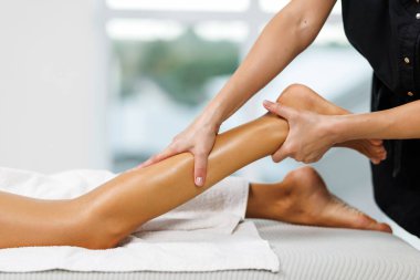 Bacakların ve bacakların lenfatik drenaj masajı.