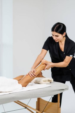 Bacakların ve bacakların lenfatik drenaj masajı.