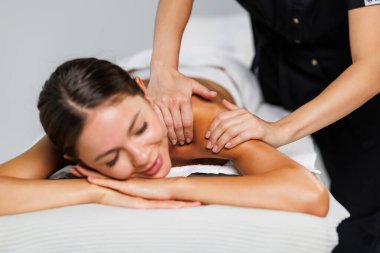 Rahim boynu masajı yapılan bir kadının en iyi görüntüsü..