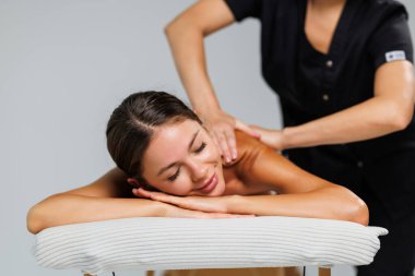 Üstten Görünüm kadın boyun ustaca yığıyor masöz elinde kapat