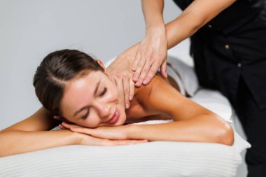 Üstten Görünüm kadın boyun ustaca yığıyor masöz elinde kapat