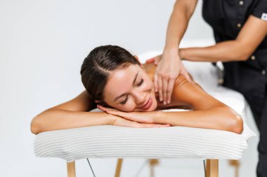 Rahim boynu masajı yapılan bir kadının en iyi görüntüsü..