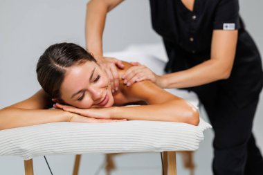 Rahim boynu masajı yapılan bir kadının en iyi görüntüsü..