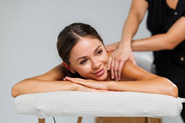 Üstten Görünüm kadın boyun ustaca yığıyor masöz elinde kapat