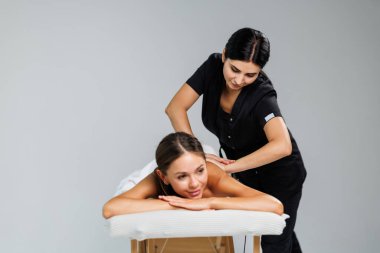 Rahim boynu masajı yapılan bir kadının en iyi görüntüsü..