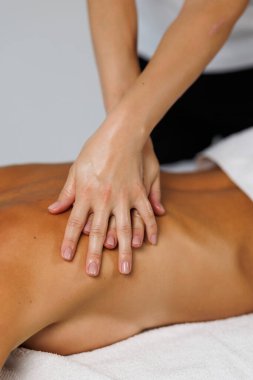 Masör elleri ve müşteri'nin arka Close-Up