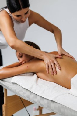 Masör elleri ve müşteri'nin arka Close-Up