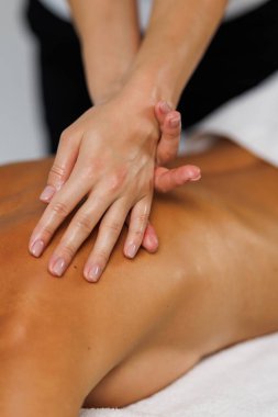 Masör elleri ve müşteri'nin arka Close-Up