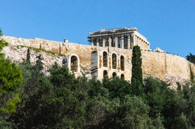 Yunanistan 'ın Atina kentindeki Akropolis tepesinde, UNESCO' nun klasik tarihin tarihi eser eserlerinden biri olan Parthenon tapınağı ve Herodes Atticus Odeon.
