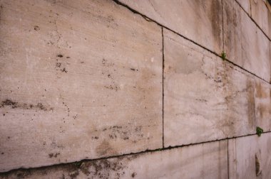 Atina, Yunanistan ve UNESCO mirasındaki Akropolis arkeoloji sahasındaki antik inşaatın bir parçası olan aşınma ve çatlakları gösteren yıpranmış mermer duvar bloklarının yakın çekimi.